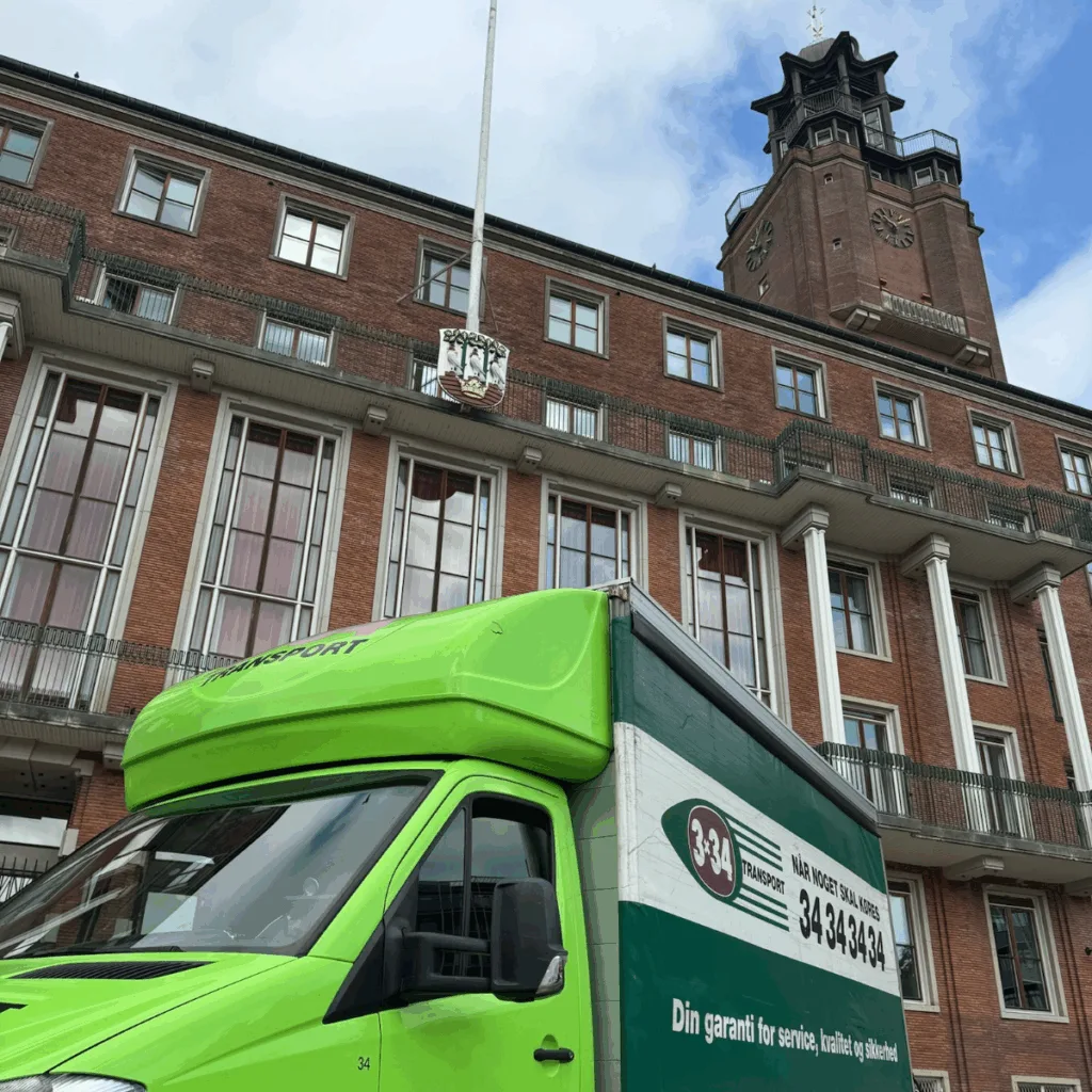 Flyttevogn fra Minding Flytning parkeret foran bolig på Frederiksberg