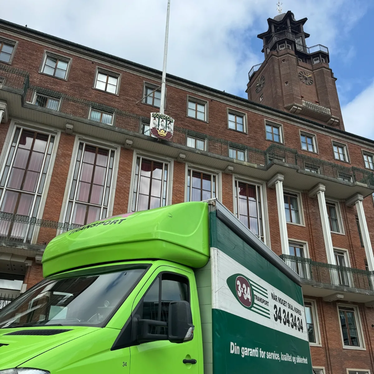 Flyttevogn fra Minding Flytning parkeret foran bolig på Frederiksberg