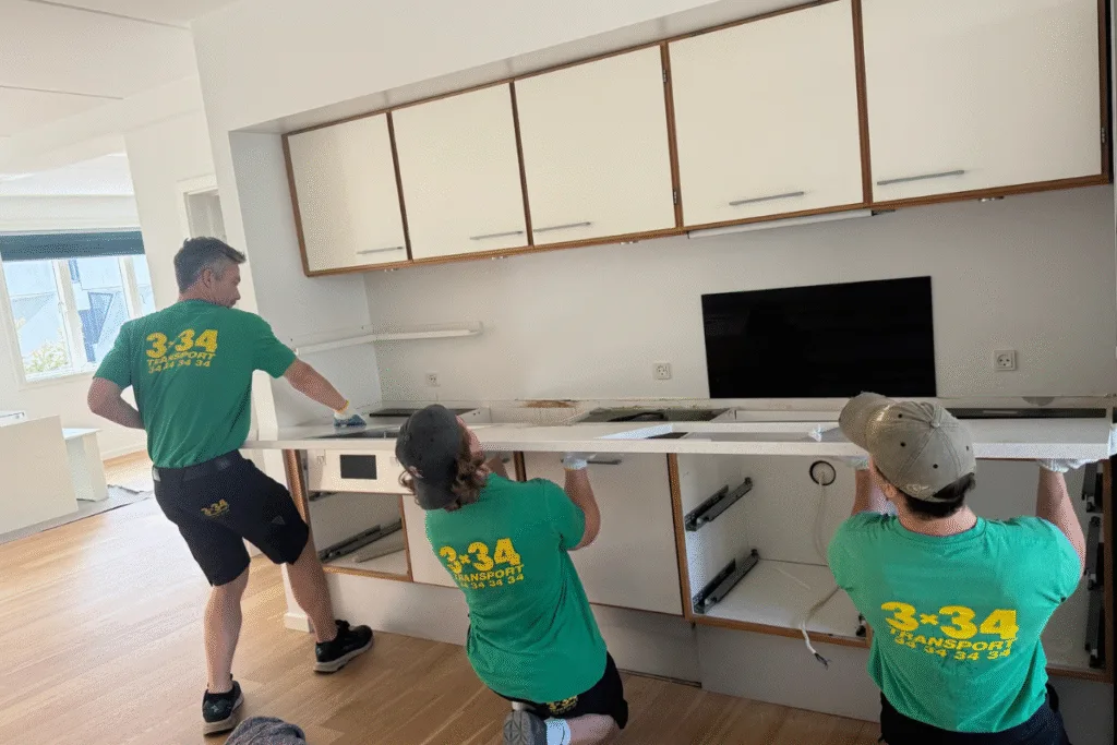 Mudanza de encimera de cocina que debe colocarse en su lugar.