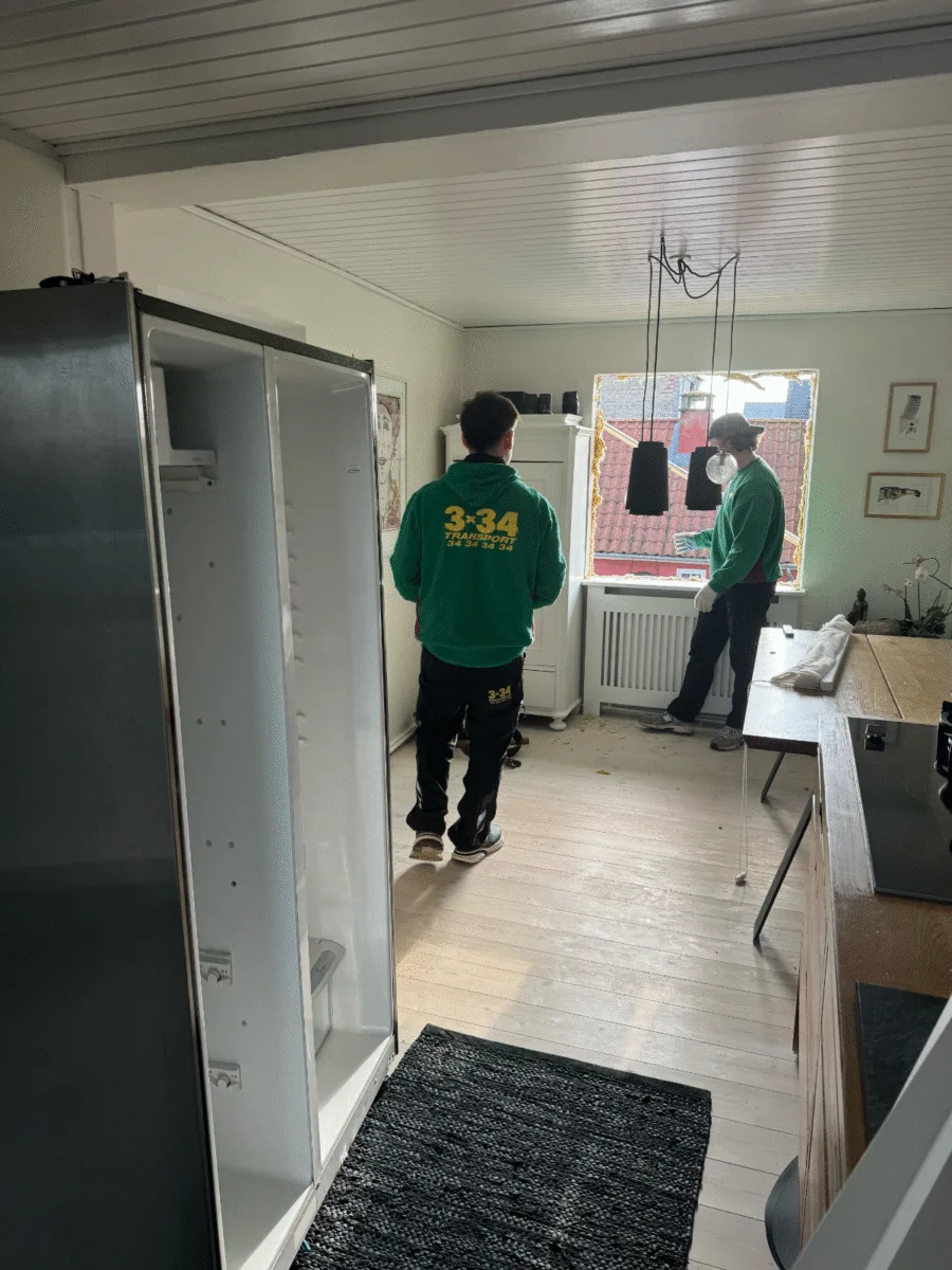 Nos estamos preparando para el traslado de un frigorífico americano antiguo en Copenhague, una parte importante de nuestro proyecto de mudanza.