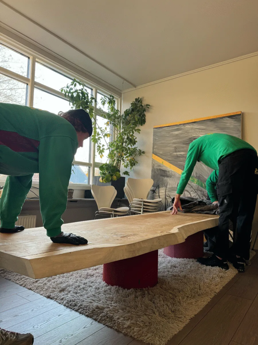 Bordpladen står på sin nye plads midt i stuen på Frederiksberg. Det perfekte sted til familiens aftensmad med robust og stilfuldt design.