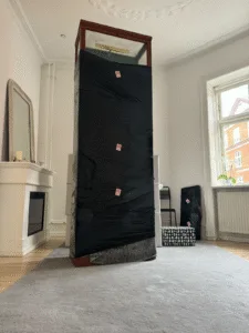 Un armario grande y pesado que se traslada de Frederiksberg a Copenhague.