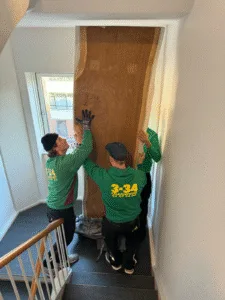 En professionel flytning af en massiv bordplade på Frederiksberg, der vejede mellem 120 og 140 kg.