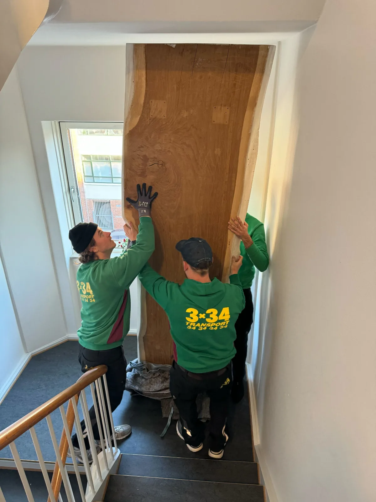 En professionel flytning af en massiv bordplade på Frederiksberg, der vejede mellem 120 og 140 kg.