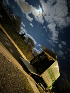 En lastbil er klar til at flytte om aftenen i København med månen i baggrunden. Professionelle flyttetjenester ved hjælp af nogens brand.