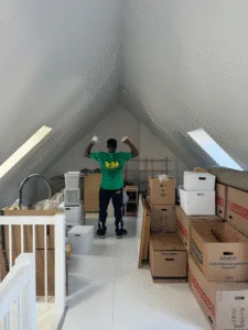 En flyttemand står i et rum fyldt med flyttekasser på Frederiksberg. Billedet viser, hvordan en typisk flytning kan se ud.