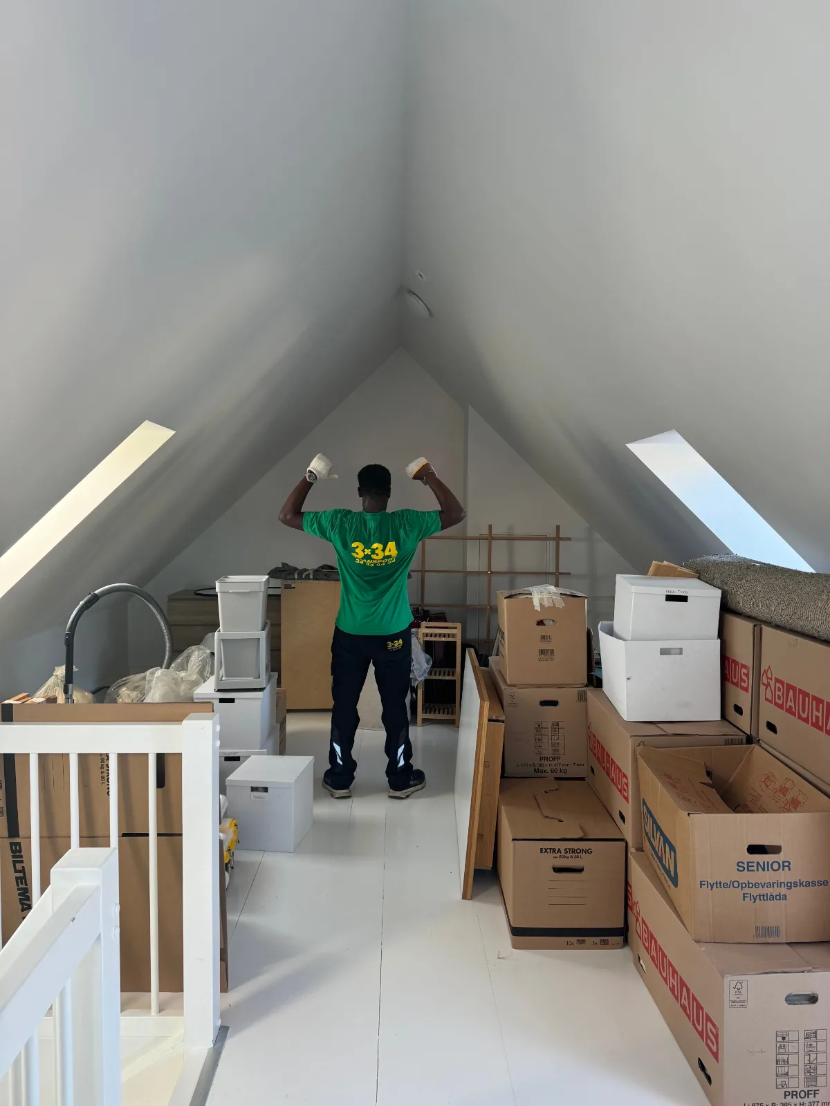 En flyttemand står i et rum fyldt med flyttekasser på Frederiksberg. Billedet viser, hvordan en typisk flytning kan se ud.