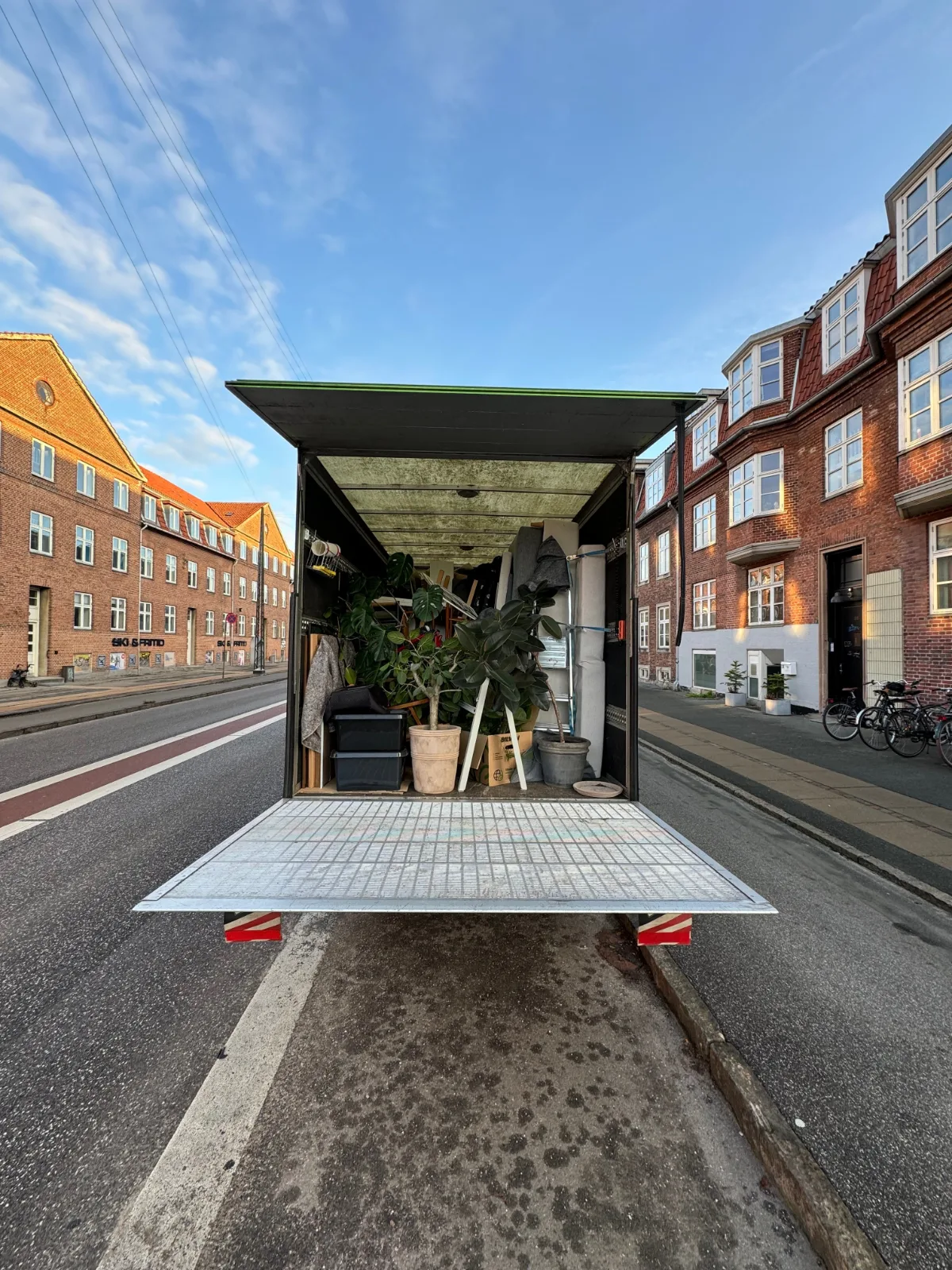 Transport af lejlighed uden flytning med møbler i bagagerum af flyttevogn i København.