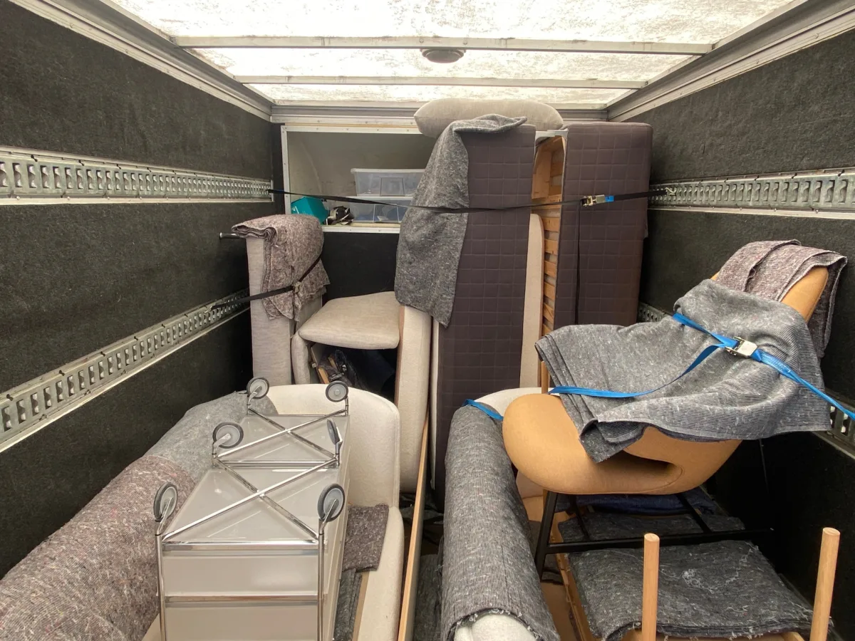 Professionelle flyttemænd i København håndterer møbler med omhu og korrekt pakning for optimal transport.