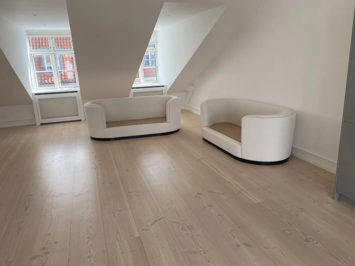 Hvid sofa er klar til sikker flytning på Frederiksberg.