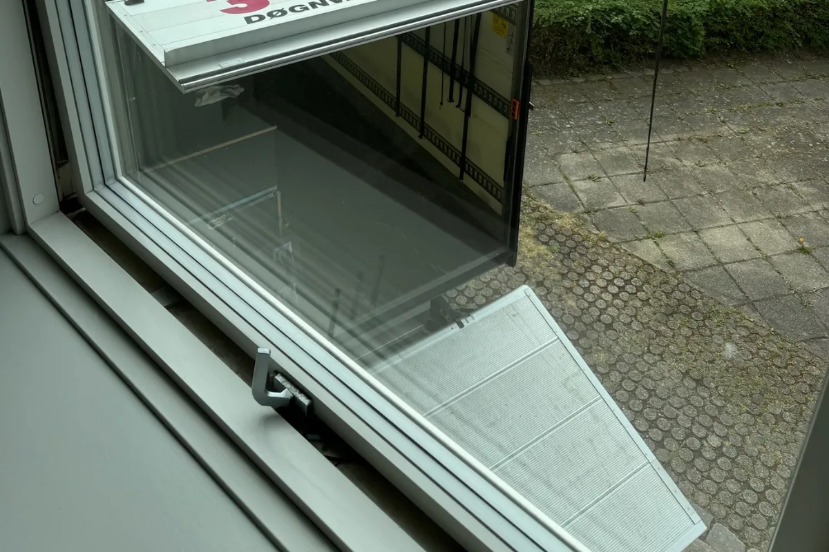 Udsigt fra vindue, som viser et flyttefirma klar til arbejde i København.