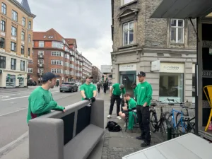 Flyttefolk holder en velfortjent pause efter timer på trapper.