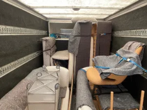 En flyttevogn med møbler, der er beskyttet, klar til sikker flytning i København.
