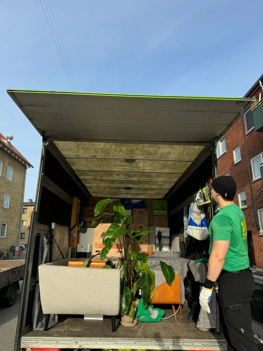 Vores chauffør pakker omhyggeligt to værelser i flyttevognen med fokus på sikkerhed og kvalitet. Dette sikrer en problemfri flytning i København med professionel hjælp fra vores team.