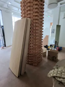 Afmontering af dekoration i en butik i København. Vores team sørger for sikker transport af butik inventar.