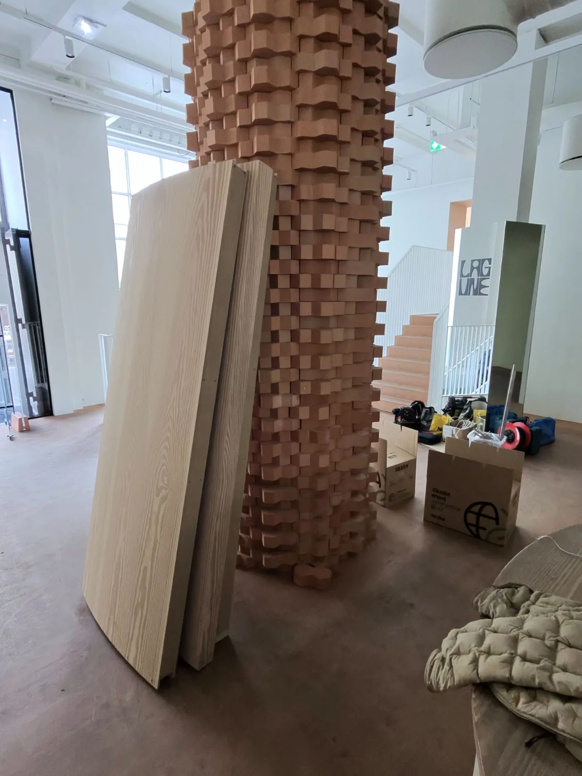 Afmontering af dekoration i en butik i København. Vores team sørger for sikker transport af butik inventar.