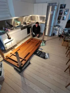 Professionel flytning af et smukt brugt bord fra dba, udført i København. Denne service sikrer sikre transport løsninger.