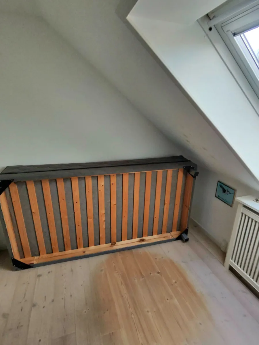 Sengen er flyttet op i det nye soveværelse i København, perfekt til en hyggelig indretning.
