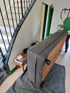 Flytning af seng op ad smalle trapper i København, hvor vi afmonterede sengen for nemmere transport. Professionel løsning fra vores team.