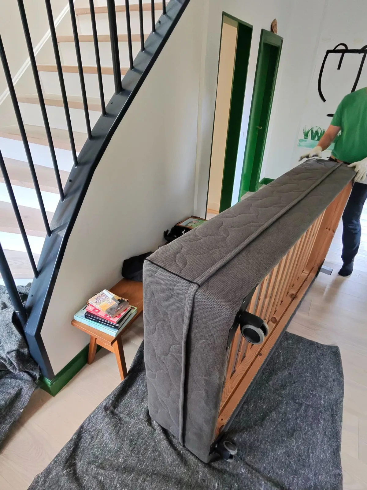 Flytning af seng op ad smalle trapper i København, hvor vi afmonterede sengen for nemmere transport. Professionel løsning fra vores team.