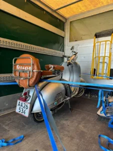 Professionel transport af en vespa scooter i København, tilpasset kundens behov. Vores services sikrer en sikker og pålidelig levering.