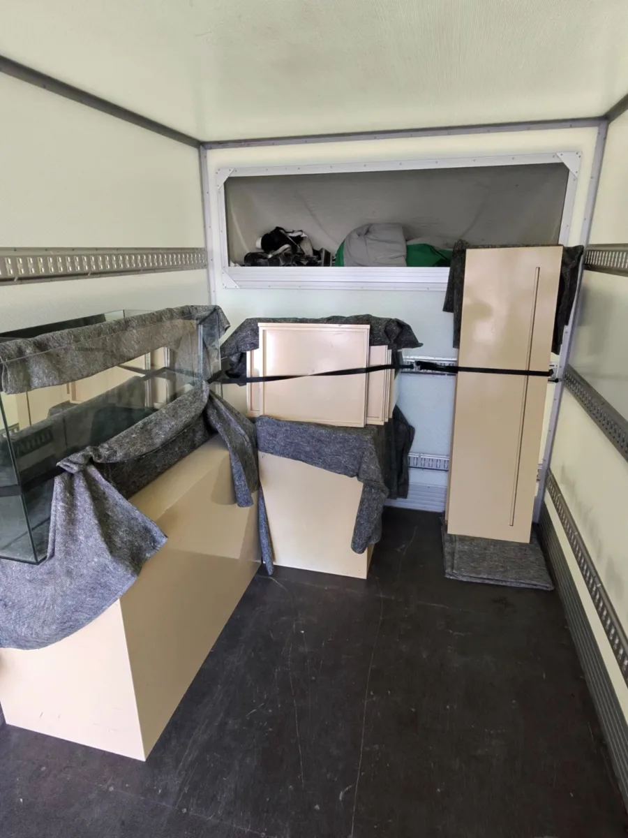 Indpakning af skabshylder og glaspartiere til flytning i København med specialiseret teknik. Beskyt dit inventar under transporten.