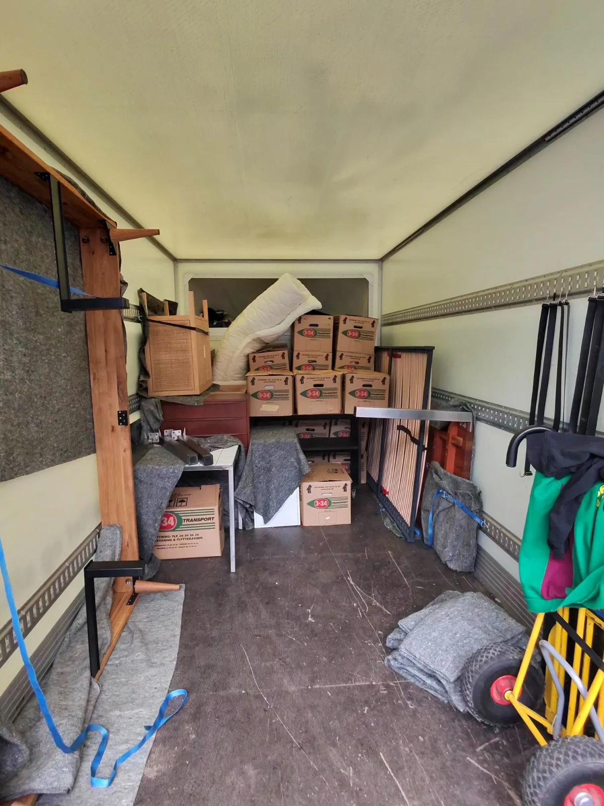 Nedpakning af en 3-værelses lejlighed til transport i Frederiksberg. Professionel service forflyttelse med hurtighed og omhu.