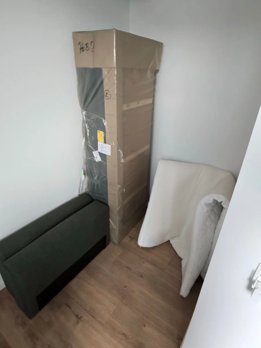 Professionel nedpakning af sovesofa før transport i København med fokus på sikkerhed og effektivitet.