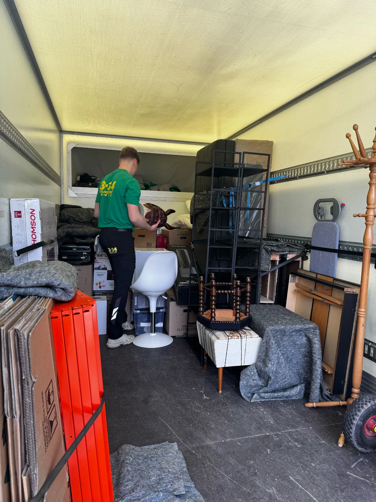 Pakning af møbler og ting i vogn under flytning af lejlighed i København med vores effektive flyttetjenester.