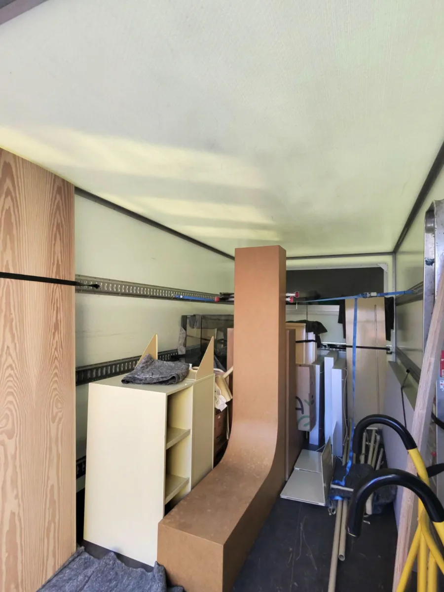 En vogn pakket med butik dekoration og møbler klar til transport i Frederiksberg. Denne professionelle service gør flytning og transport af butik inventar nemt.