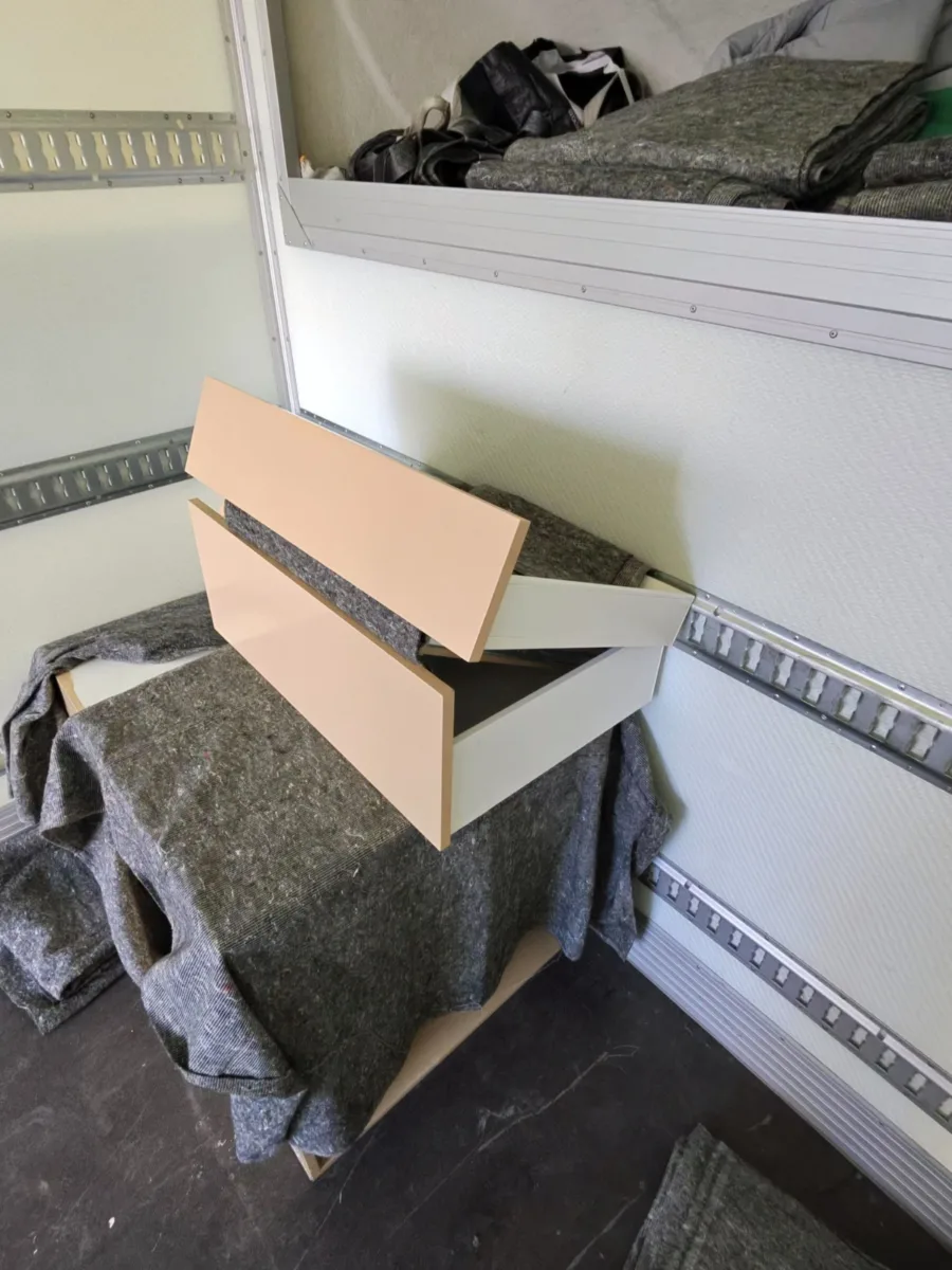 Billede af skuffer sikkert indpakket til transport i København, ideelt til flytning af butik inventar.