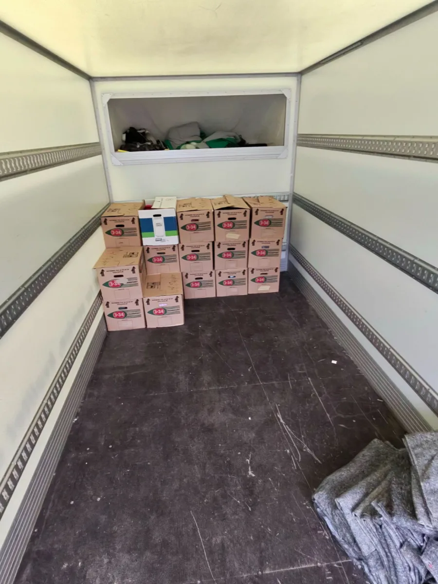 Flytkasser transporteres sikkert i København af professionelle flyttemænd.