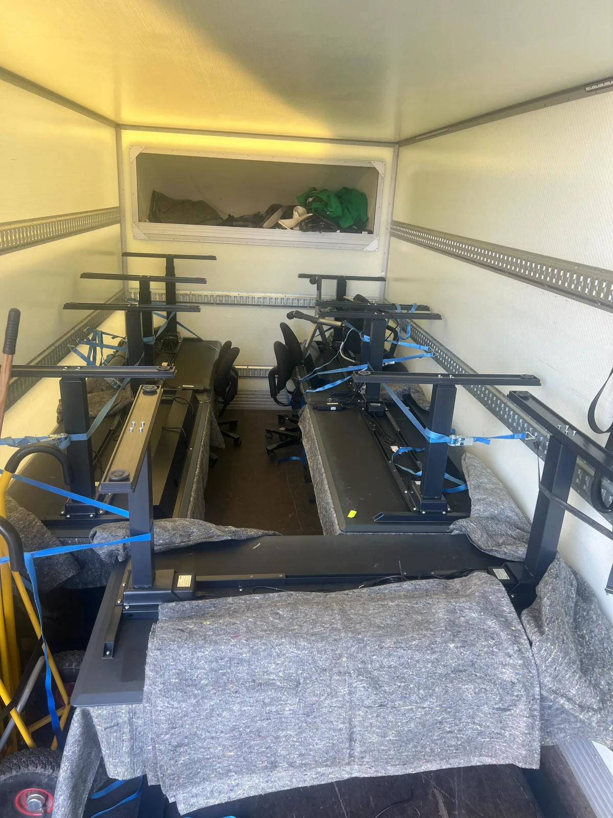 Professionel transport og flytning af hæve sænke borde i København for virksomheder og privatpersoner.