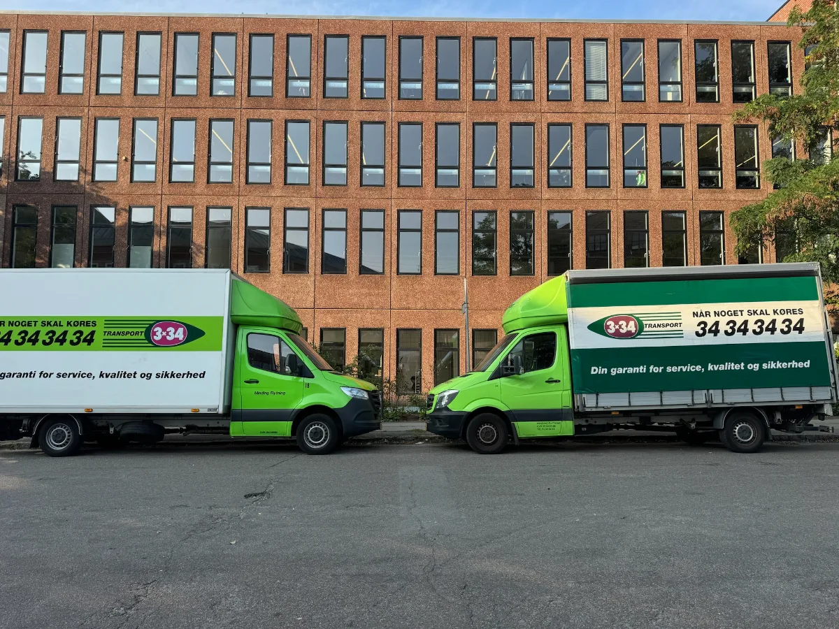 To flyttevogne klar til flytning på Frederiksberg.