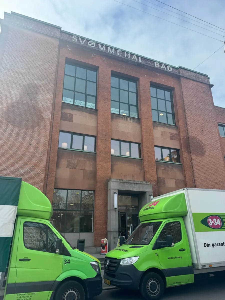 To flyttevogne fra Minding Flytning ved Frederiksberg Svømmehal