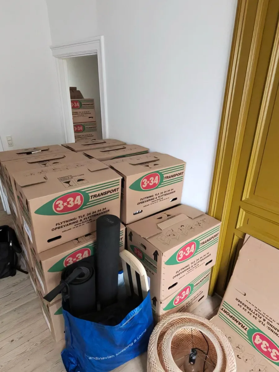 Nedpakning af lejlighed og indhold i en lejlighed på Frederiksberg