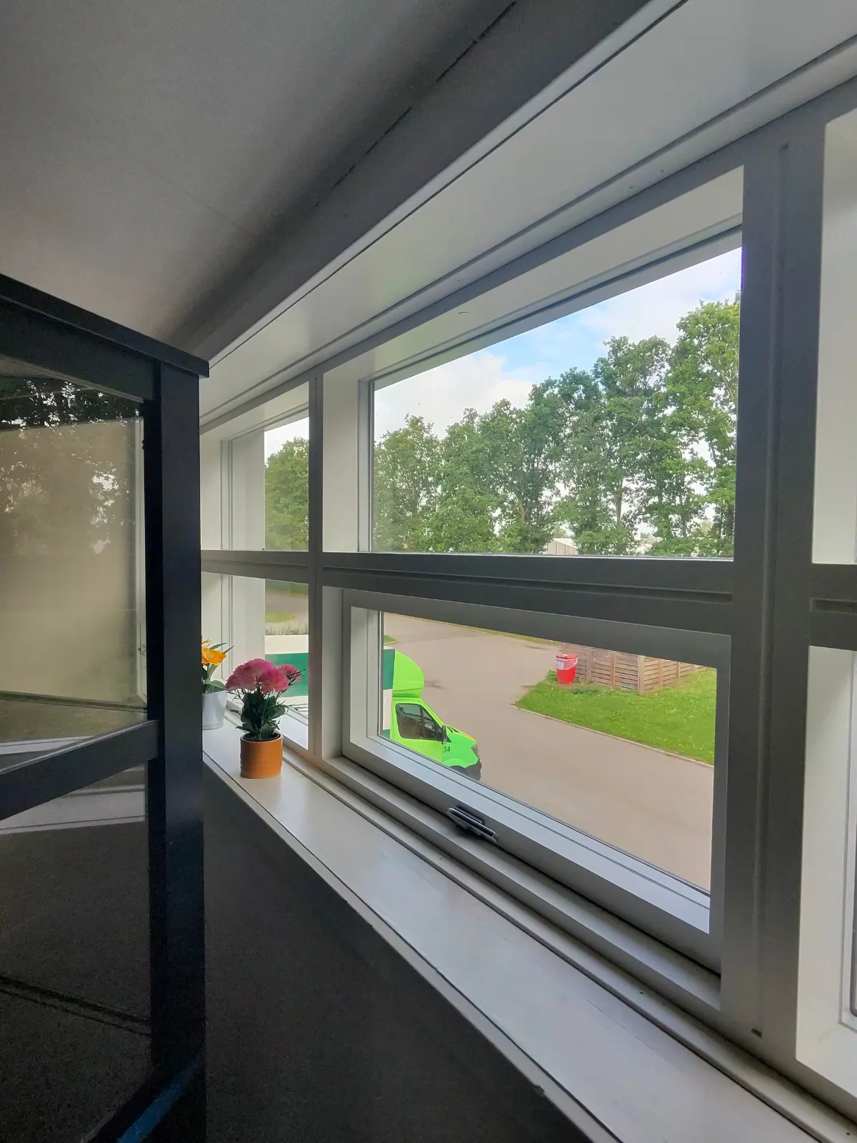 Vitrineskab halvvejs oppe ad trappen