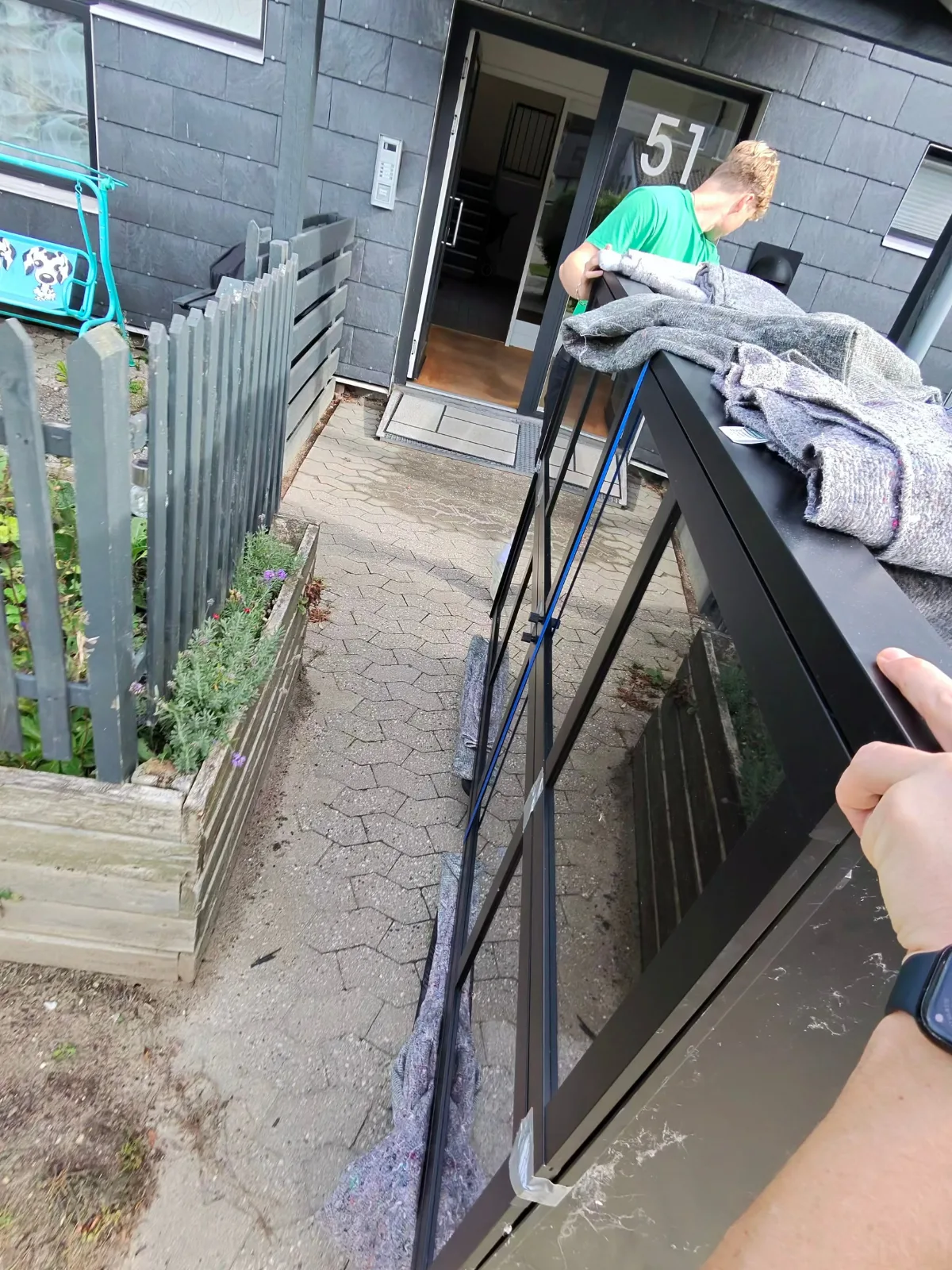 Vitrineskab på flyttehunde på vej gennem hoveddøren